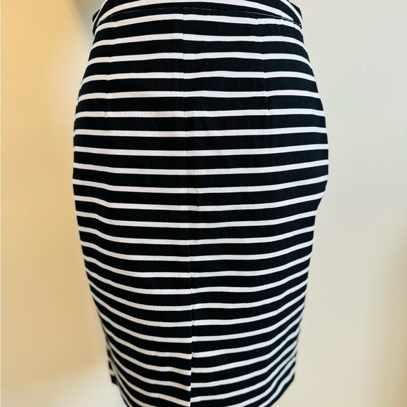 Women’s White House| Black Market Retro Striped Body-con Pencil Skirt Size 2 NWT - Picture 2 of 7